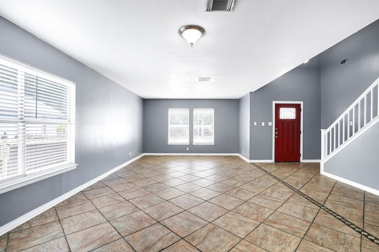 13211 Lost Lake Dr - Photo 2 of 25