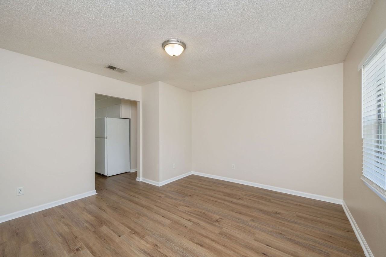 709B Greenwood St - Photo 5 of 25