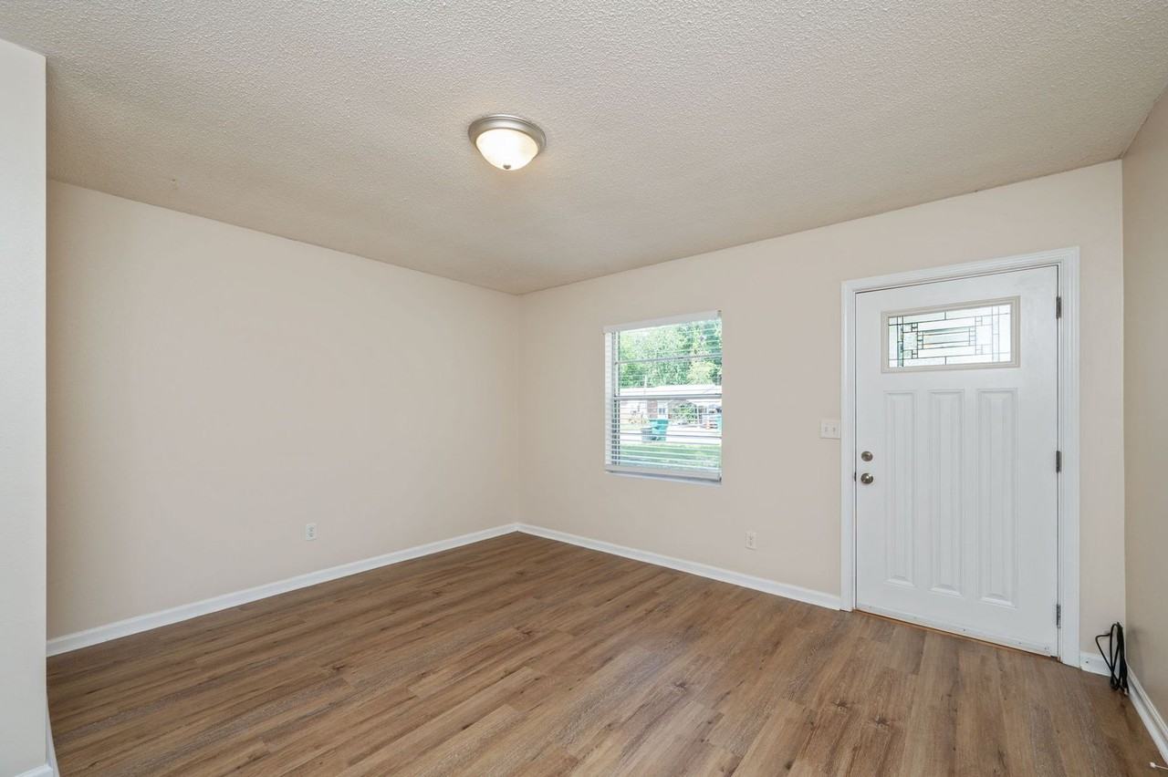 709B Greenwood St - Photo 6 of 25