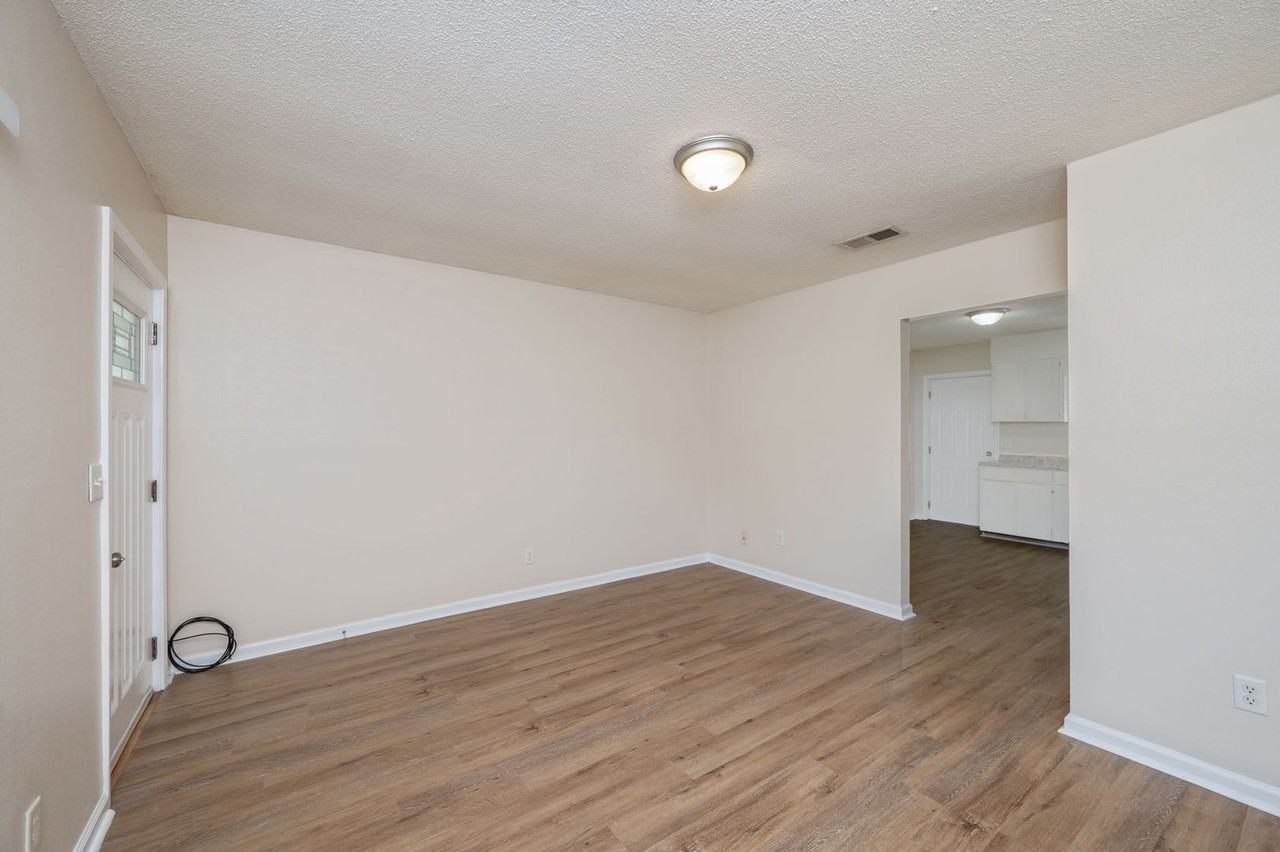 709B Greenwood St - Photo 7 of 25