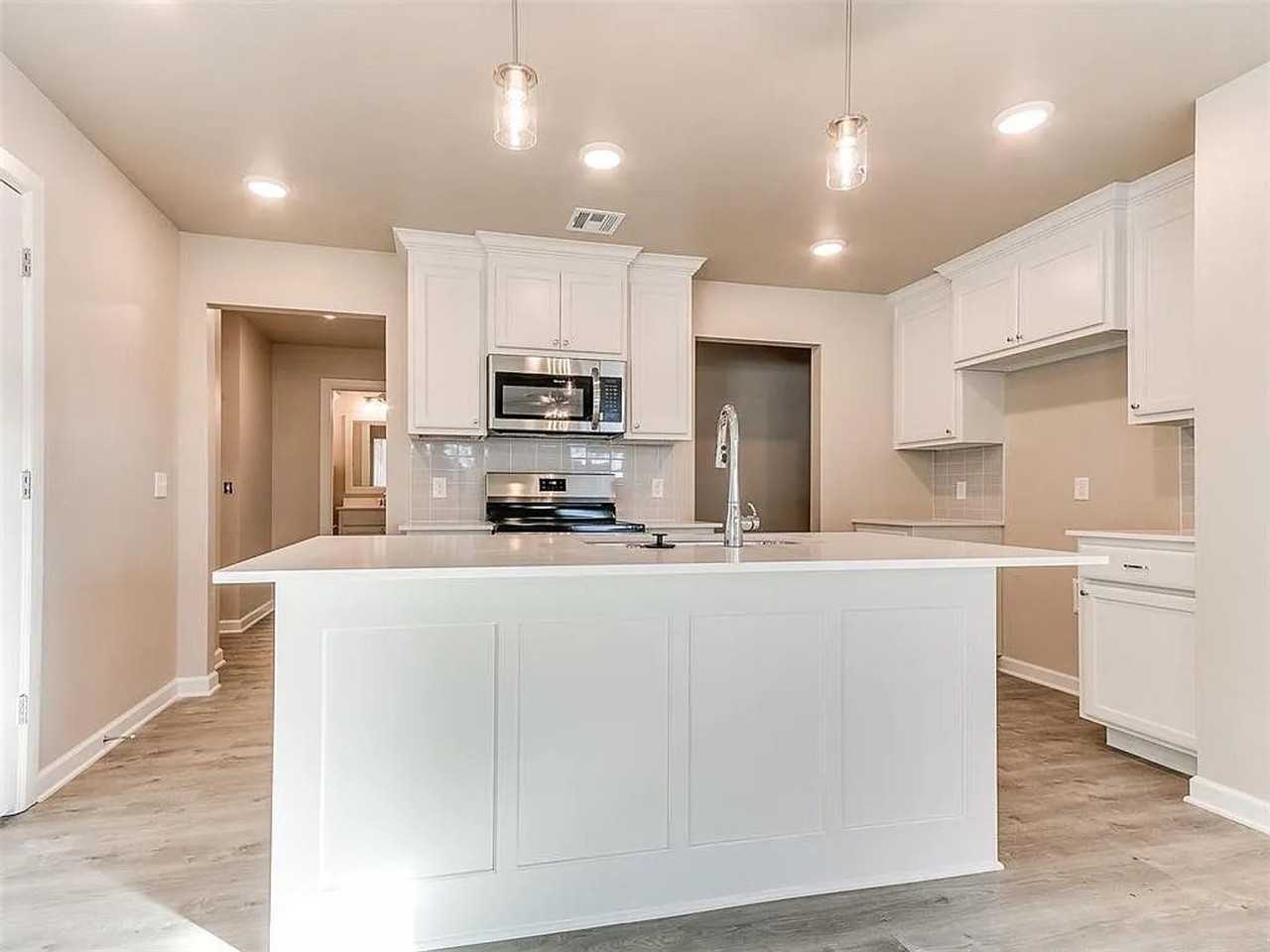 421 E 7th St - Photo 6 of 19