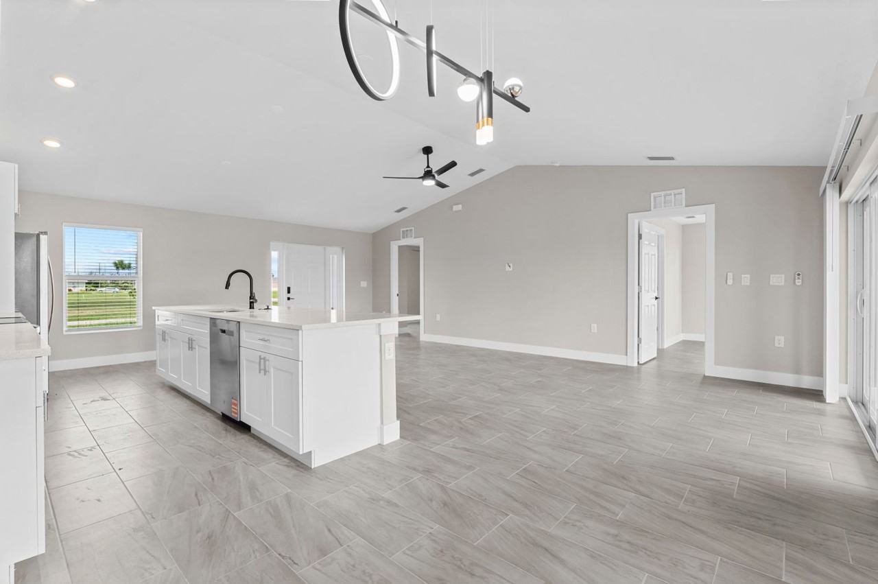 3927 Northeast 12th Avenue - Photo 2 of 21