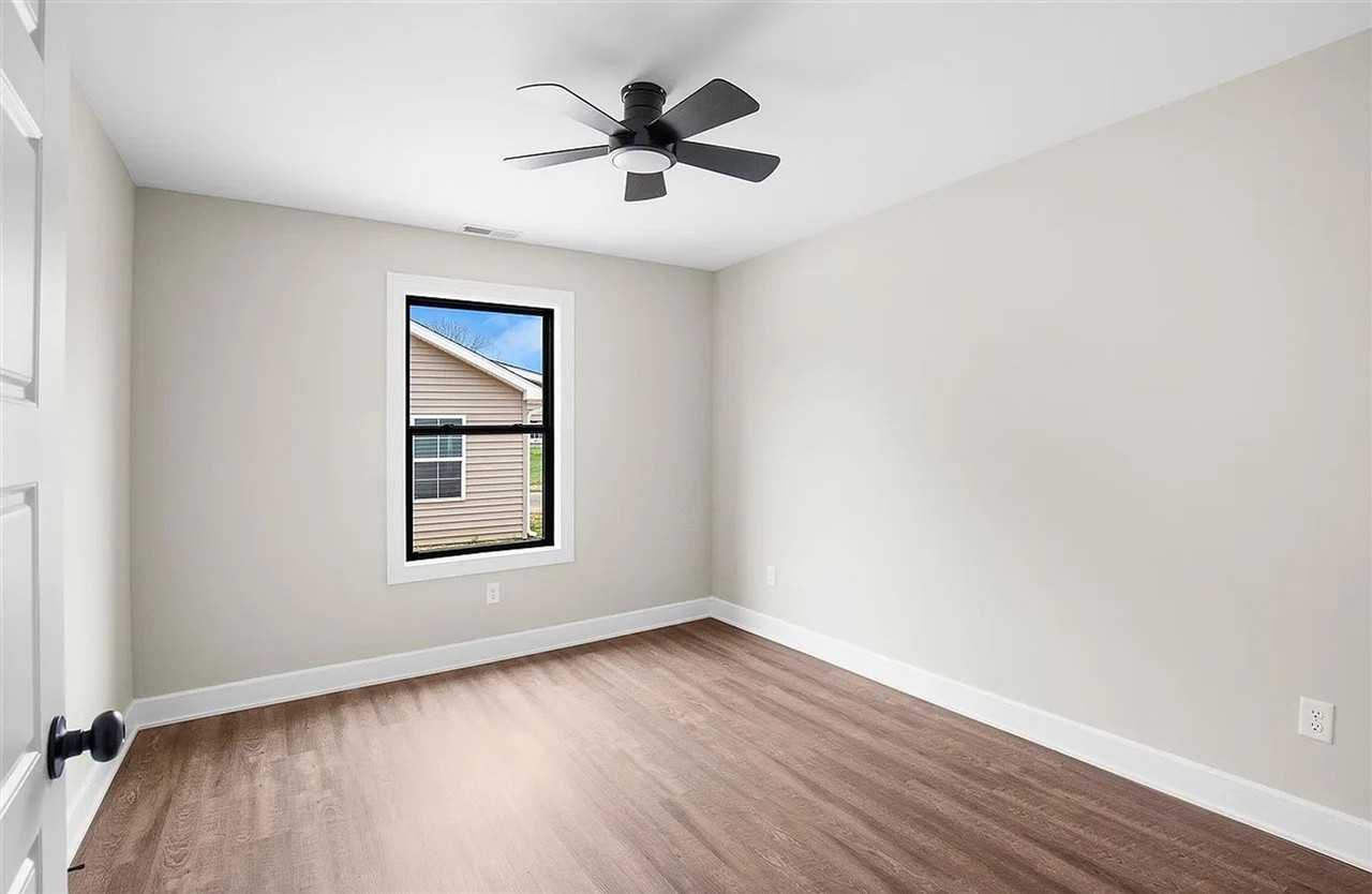 107 Madeline Ct - Photo 5 of 9