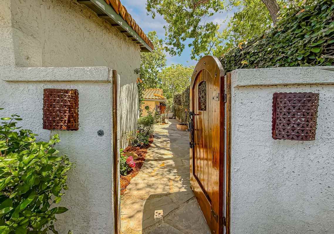 2350 Leeward Cir - Photo 2 of 27