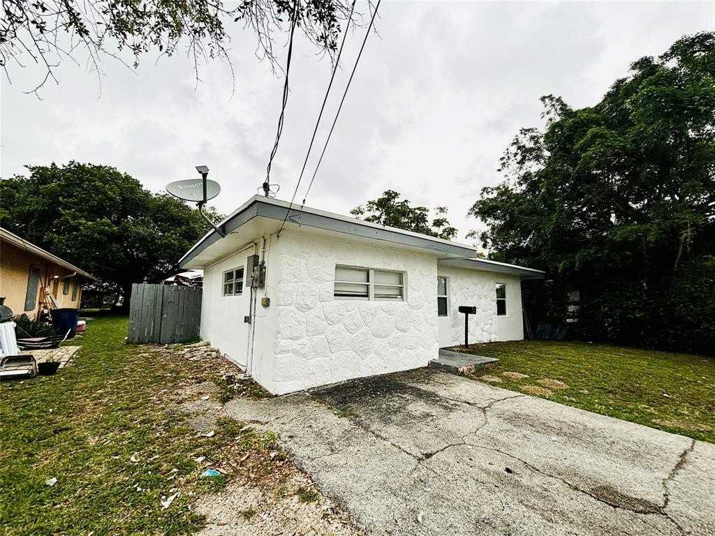 1025 Nw 8th St - Photo 3 of 22