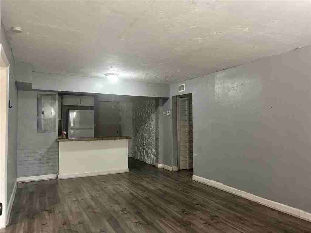 1025 Nw 8th St - Photo 5 of 22