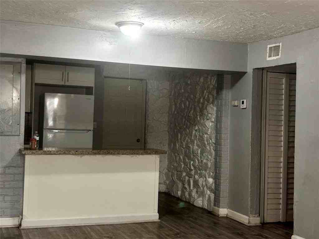 1025 Nw 8th St - Photo 6 of 22