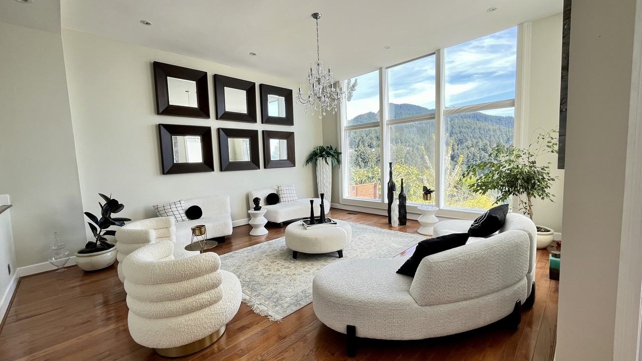 4992 Pinetree Crescent - Photo 3 of 20