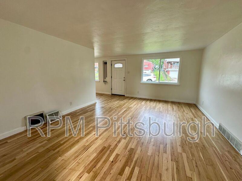 975 Elizabeth St - Photo 2 of 14