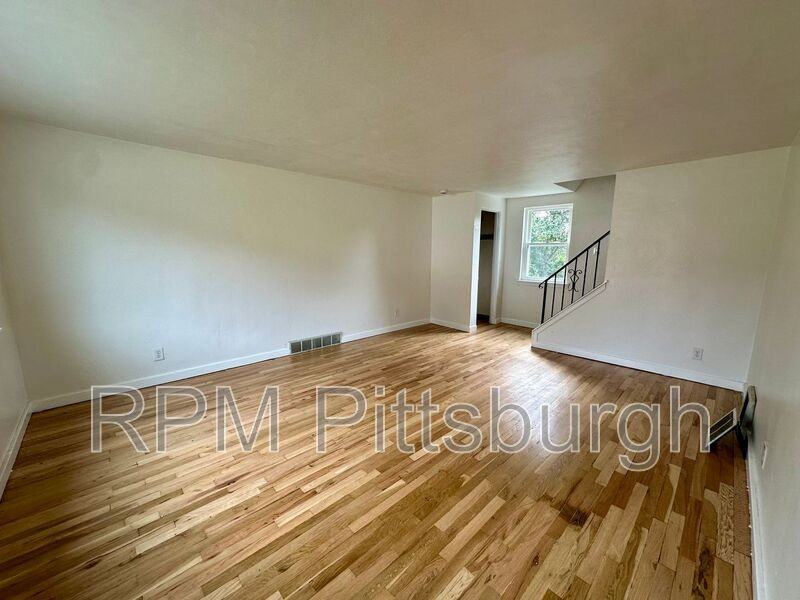 975 Elizabeth St - Photo 3 of 14