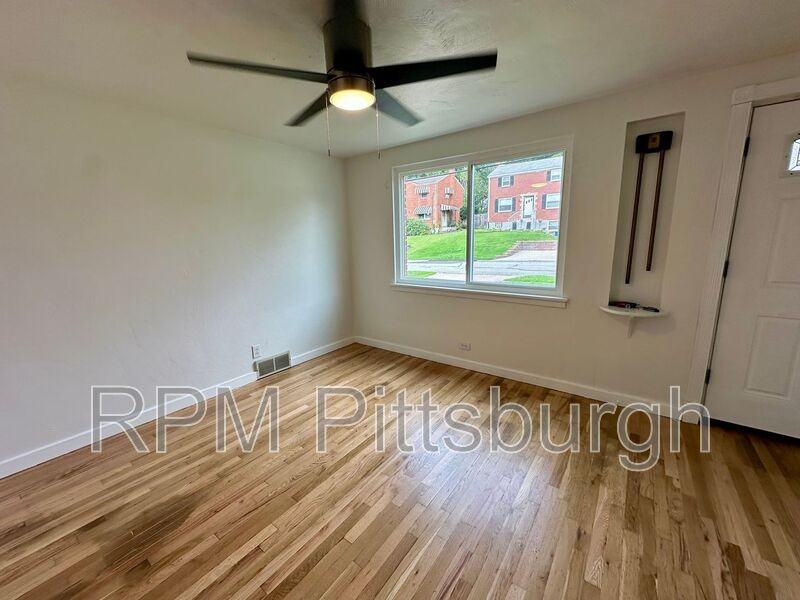 975 Elizabeth St - Photo 4 of 14