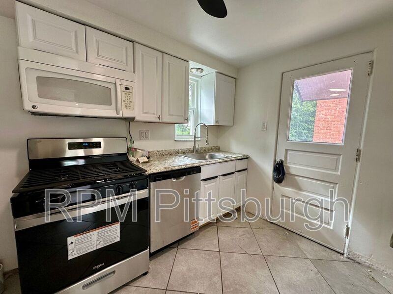 975 Elizabeth St - Photo 5 of 14