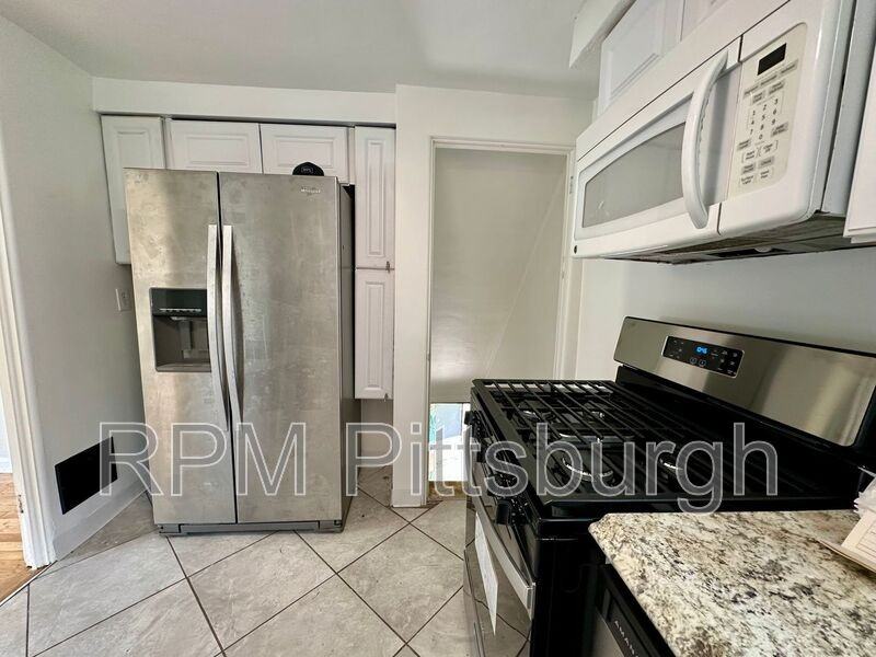 975 Elizabeth St - Photo 6 of 14