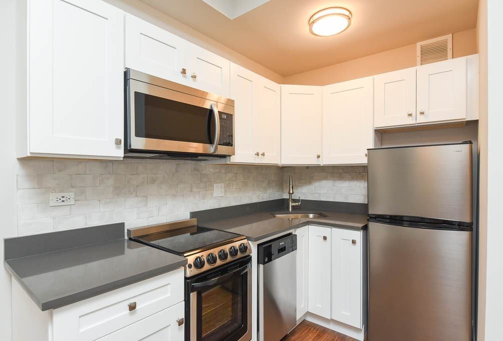 640 W Wrightwood Ave #109 - Photo 2 of 18