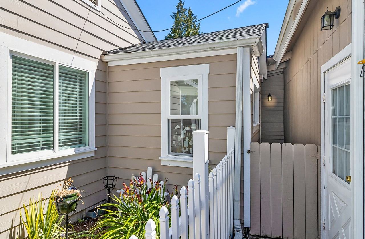 6609 1/2 Elliott Way - Photo 2 of 10