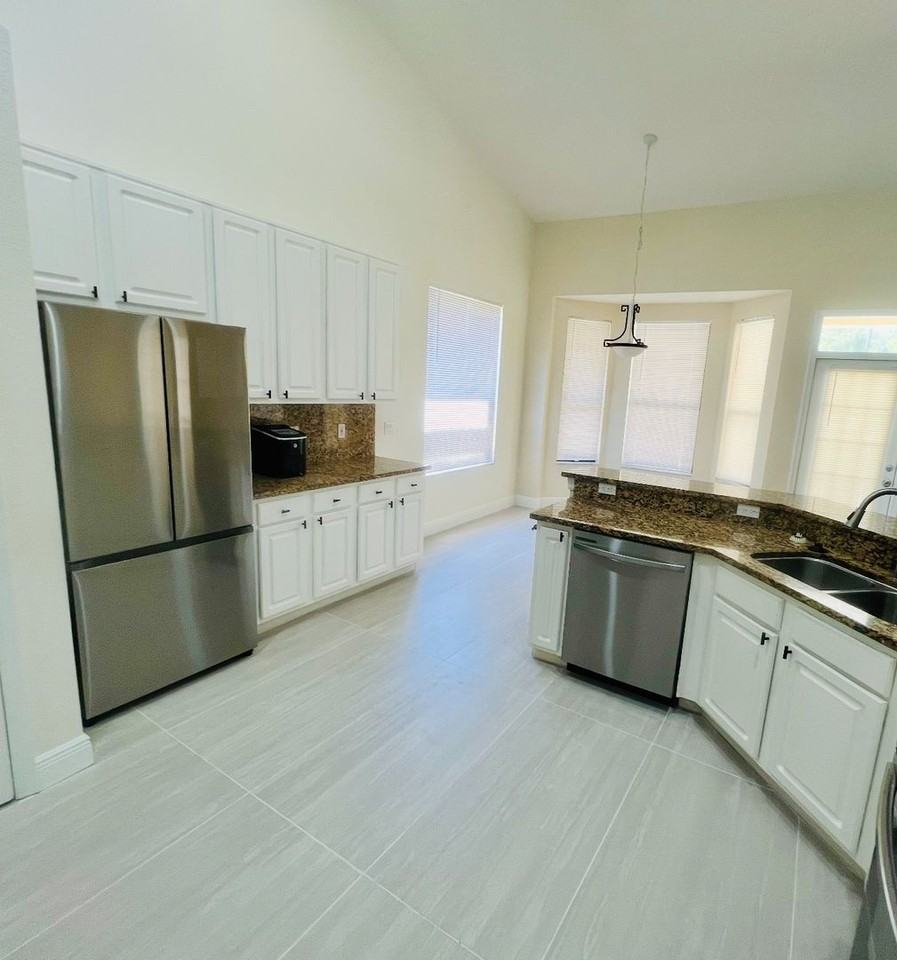 1585 Cherry Ridge Dr - Photo 7 of 37