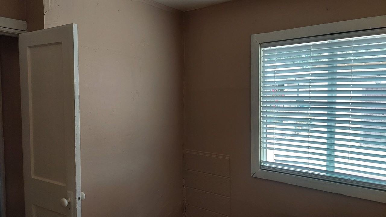9642 S 27th Ave #5 - Photo 4 of 7