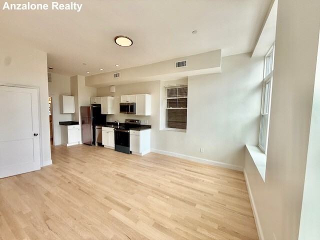 204 Hanover St #2F - Photo 7 of 14