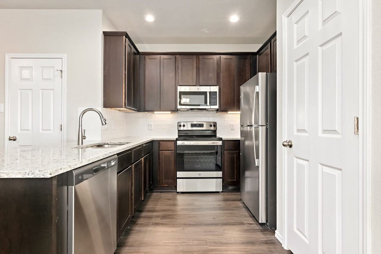 9204 Groff Landing - Photo 6 of 19