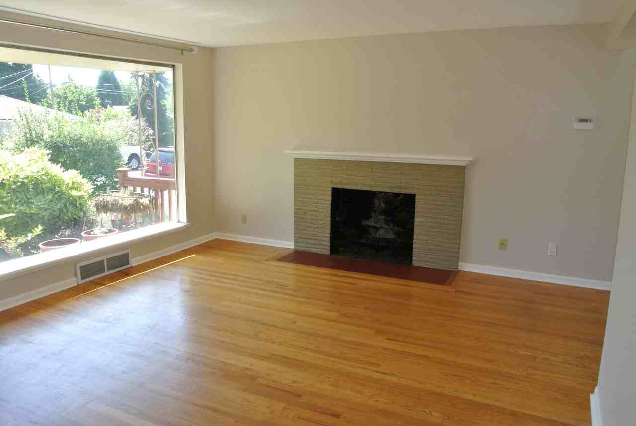 5611 40th Ave Ne - Photo 3 of 28