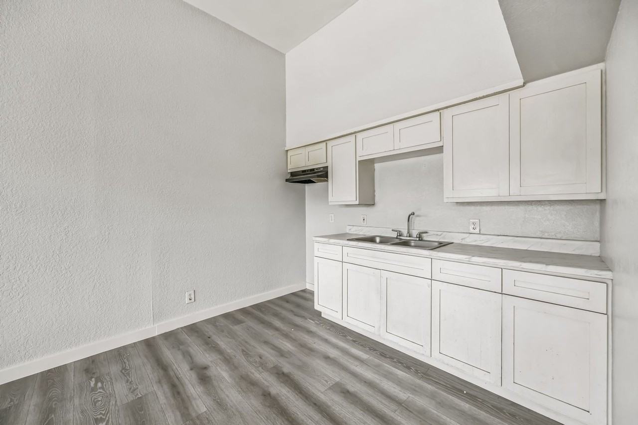 1007 W Saint Charles St - Photo 5 of 19