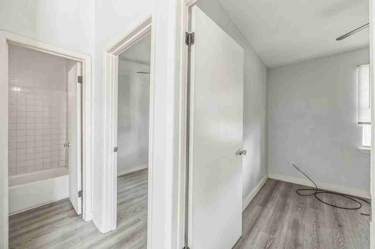 1007 W Saint Charles St - Photo 7 of 19