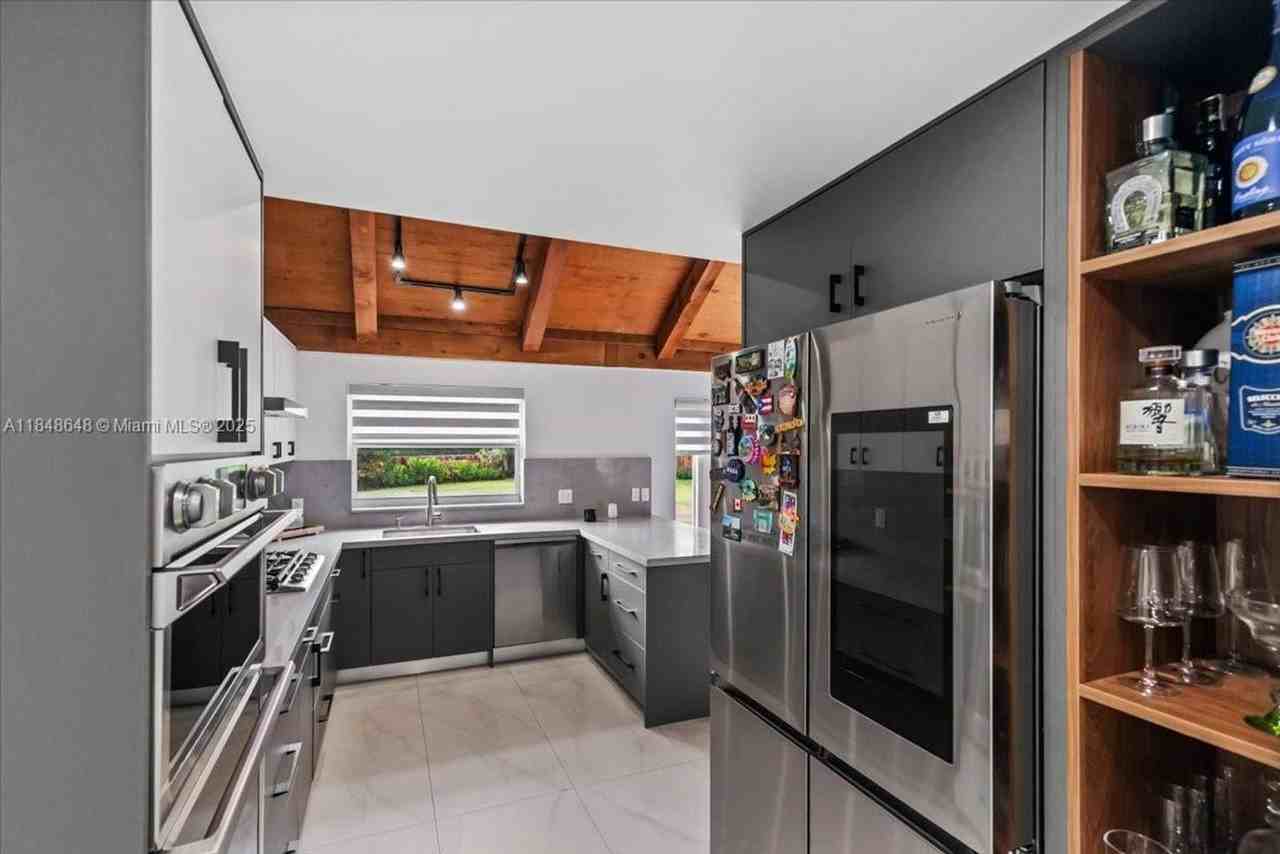 8920 Crescent Dr - Photo 2 of 28