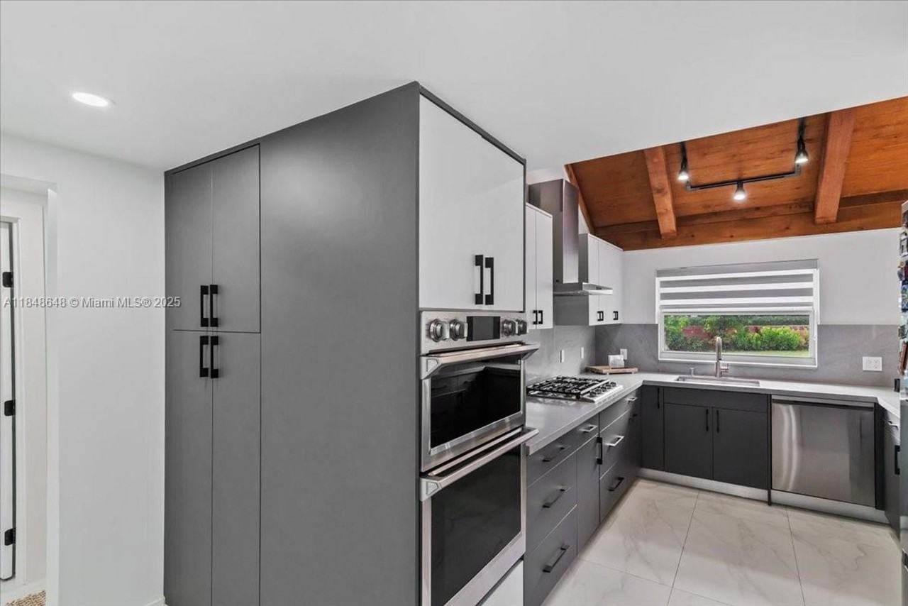 8920 Crescent Dr - Photo 3 of 28