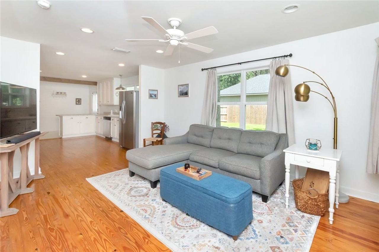 958 Pinemont Dr - Photo 3 of 42