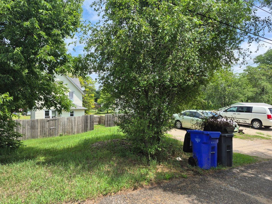 1625 12th Ave Se - Photo 2 of 3