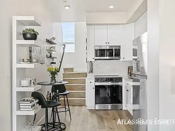 1404 Benton Street - Photo 4 of 15