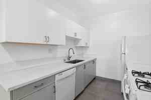 featured image of 963 N Doheny Dr