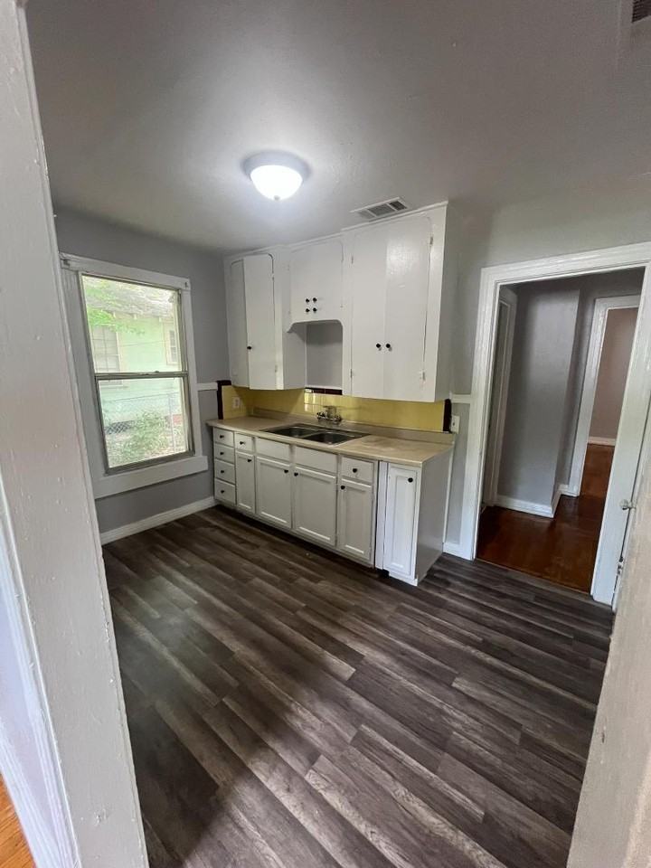 2437 Corol Avenue - Photo 2 of 8