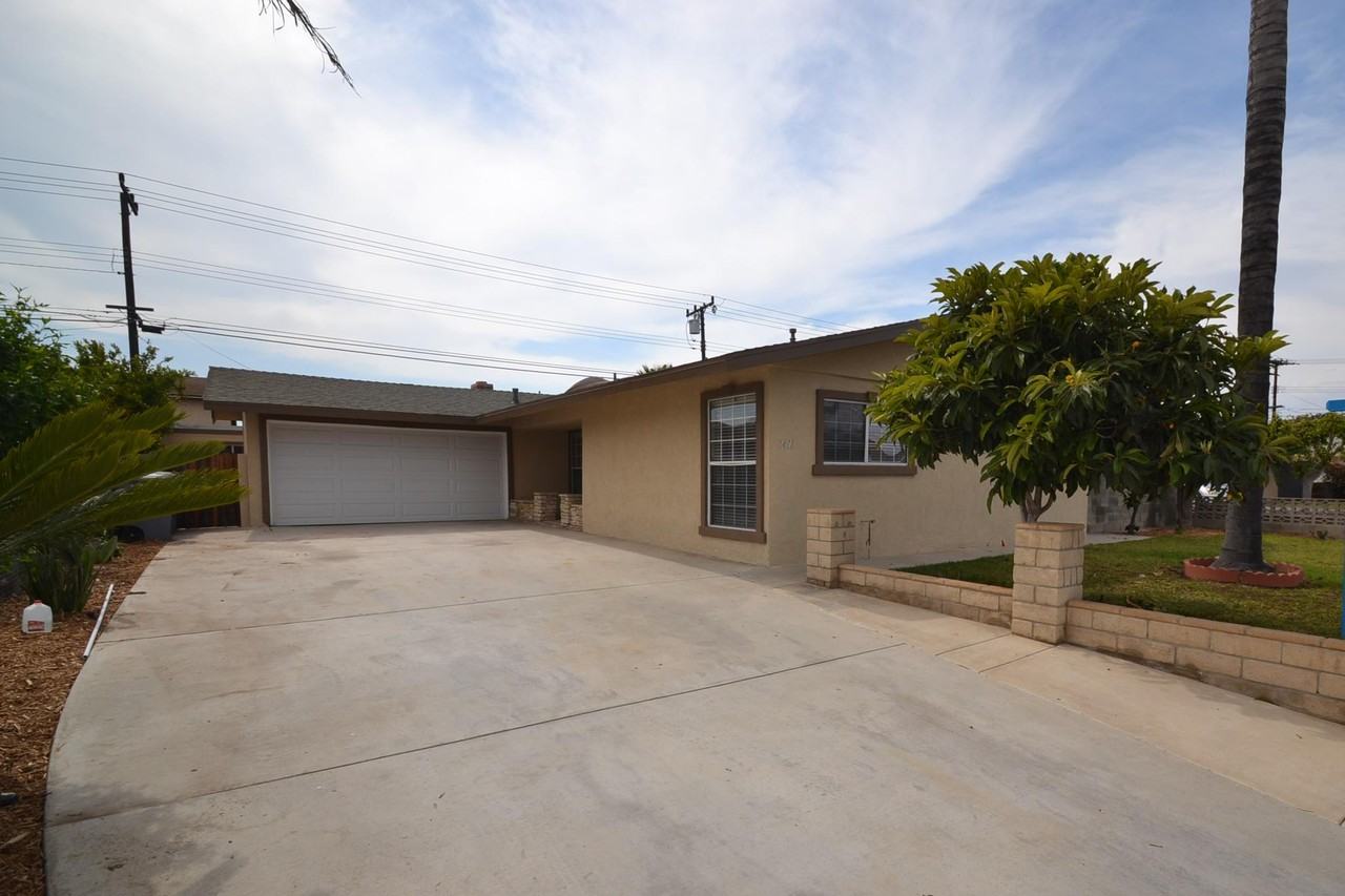 2411 Trinity Pl - Photo 2 of 14