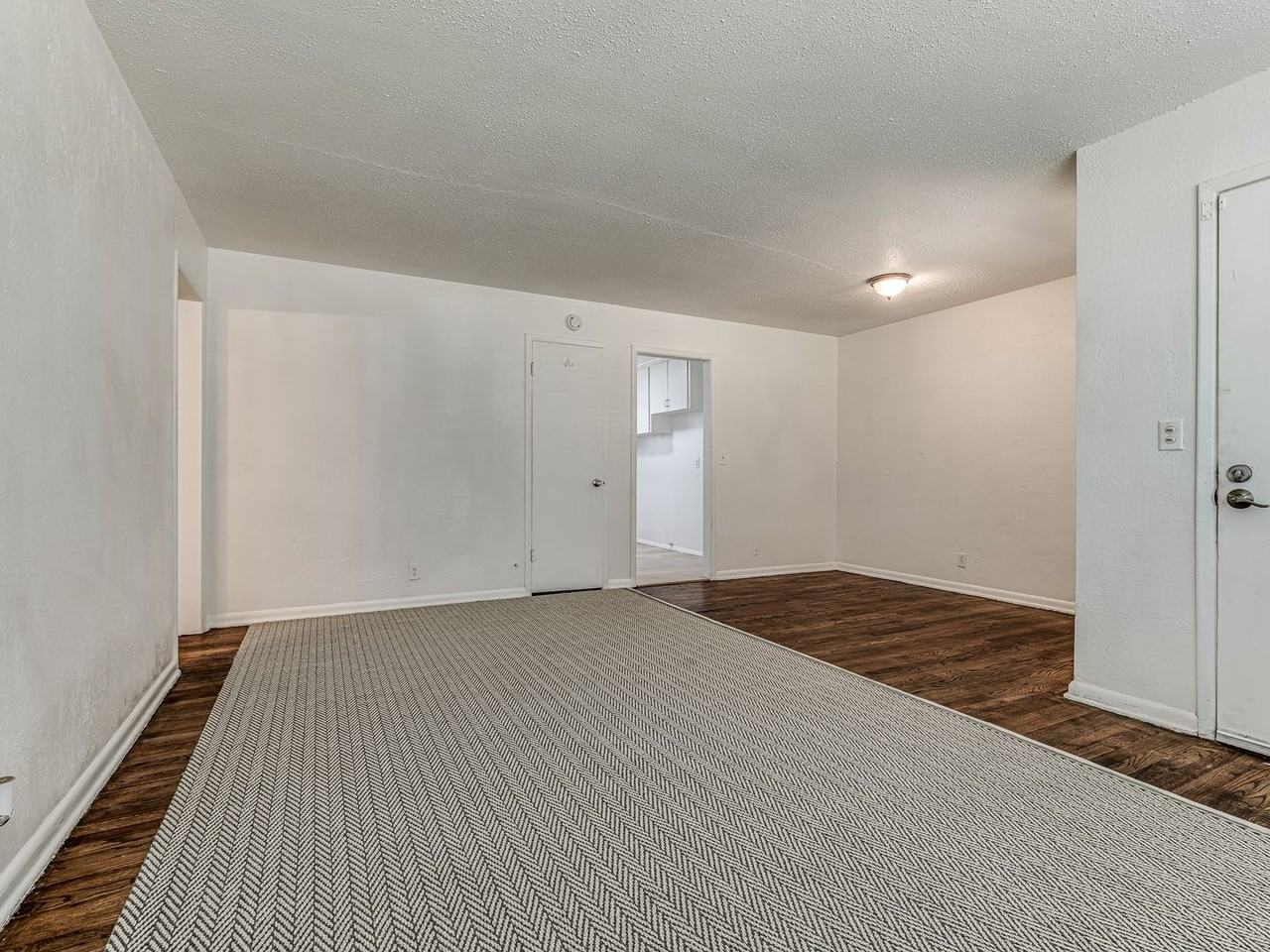 928 N Locust Ln - Photo 2 of 18