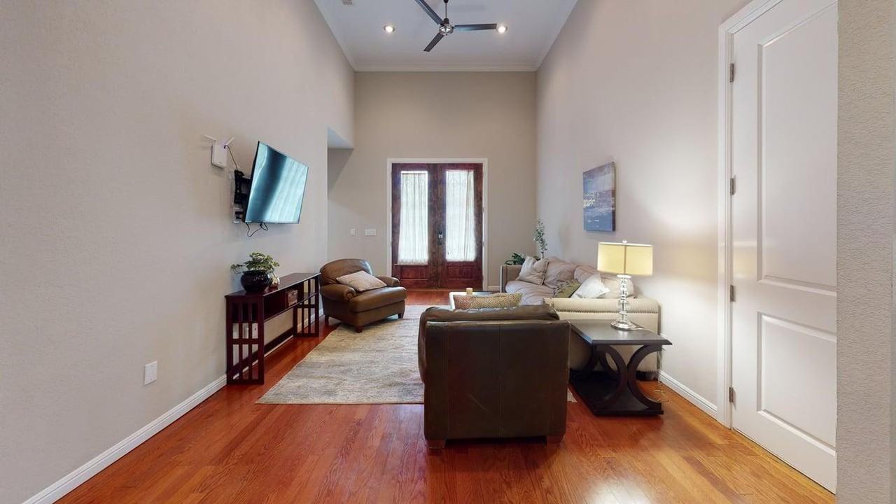 Delightful Grand Prairie home with a charming backyard - Photo 5 of 20