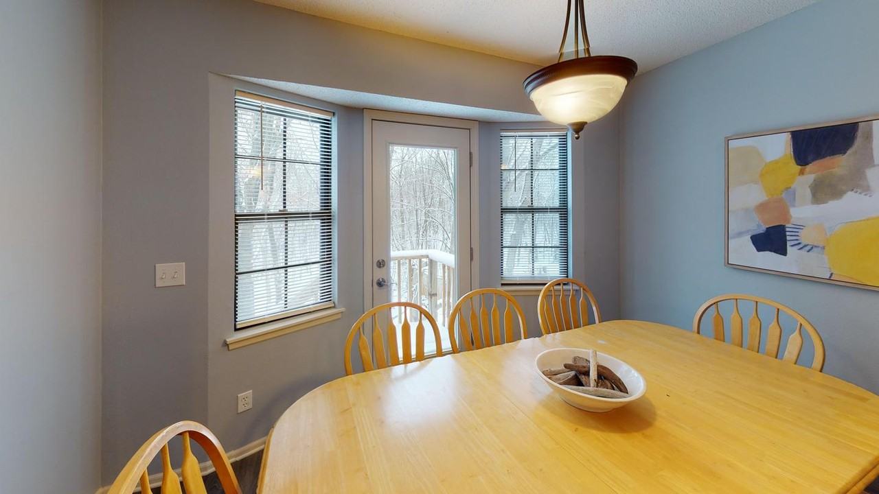 Bright Blue Springs home with a stunning open floor plan - Photo 5 of 16