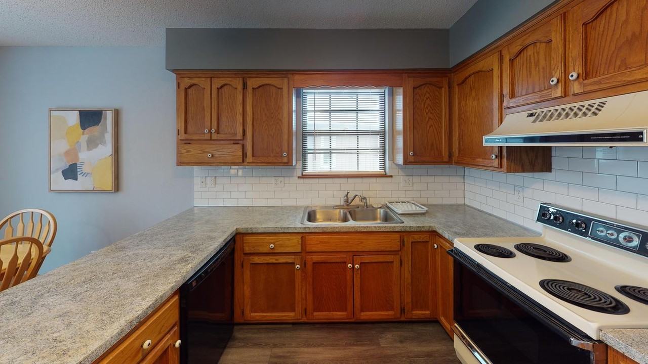 Bright Blue Springs home with a stunning open floor plan - Photo 6 of 16