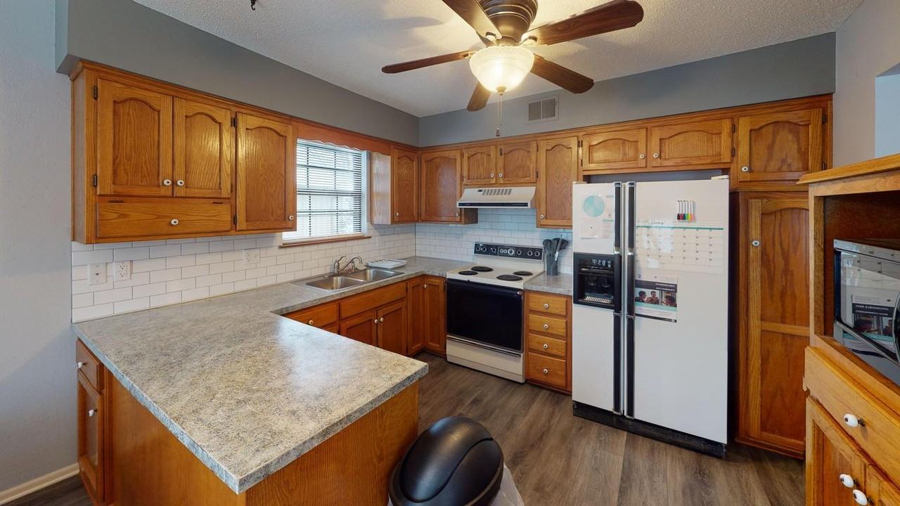 Bright Blue Springs home with a stunning open floor plan - Photo 7 of 16