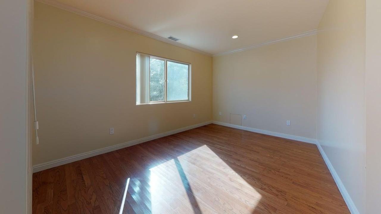 Elegant Mar Vista home with backyard terrace - Photo 4 of 21