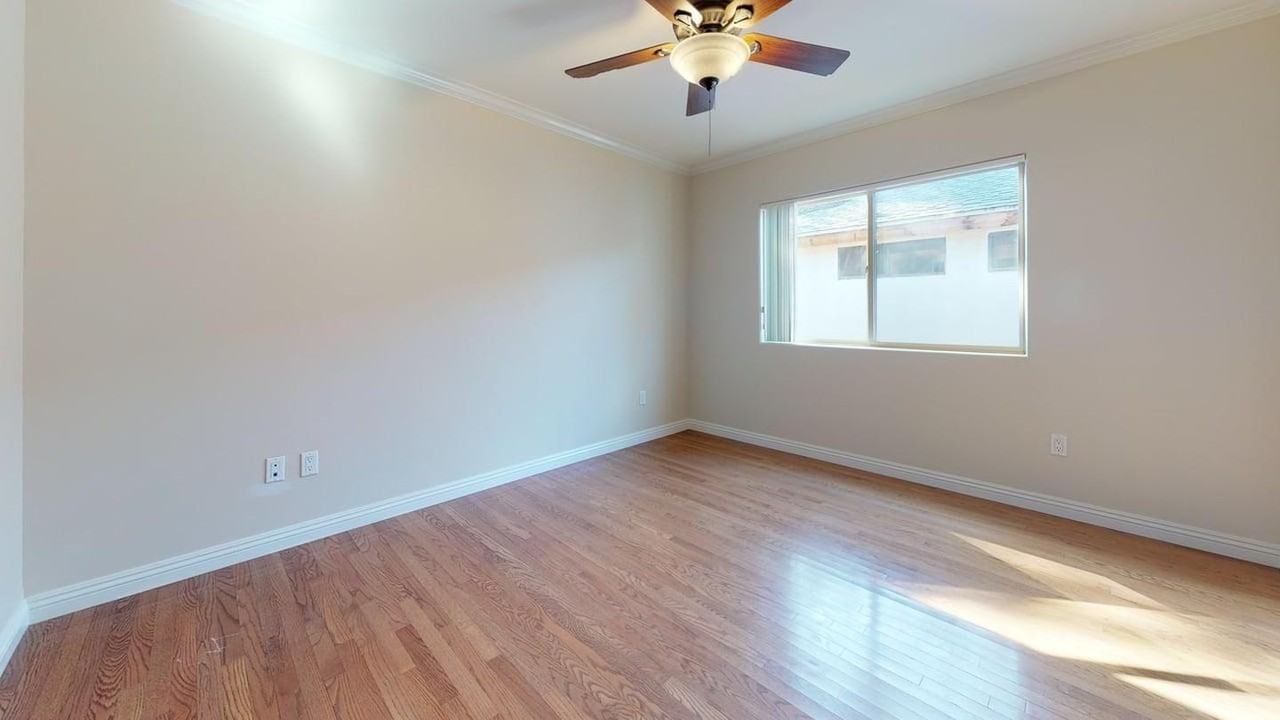Elegant Mar Vista home with backyard terrace - Photo 5 of 21