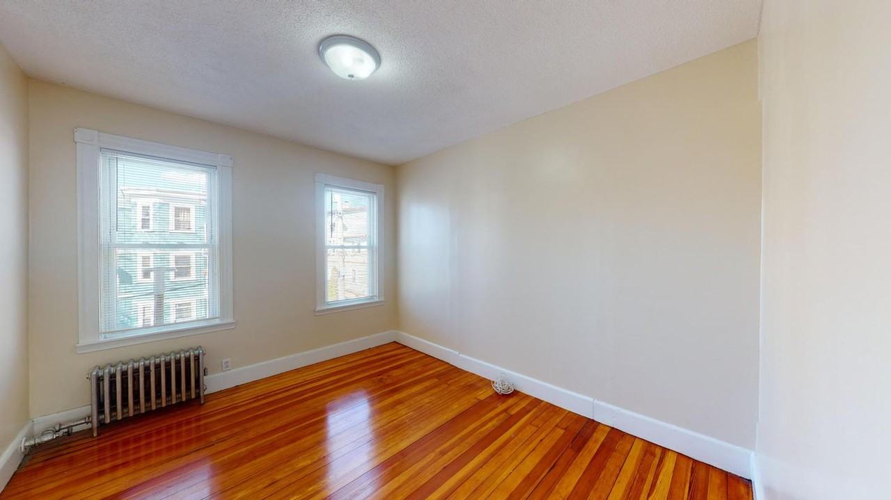 Spacious Egleston Square apartment by Stony Brook T Station - Photo 7 of 14