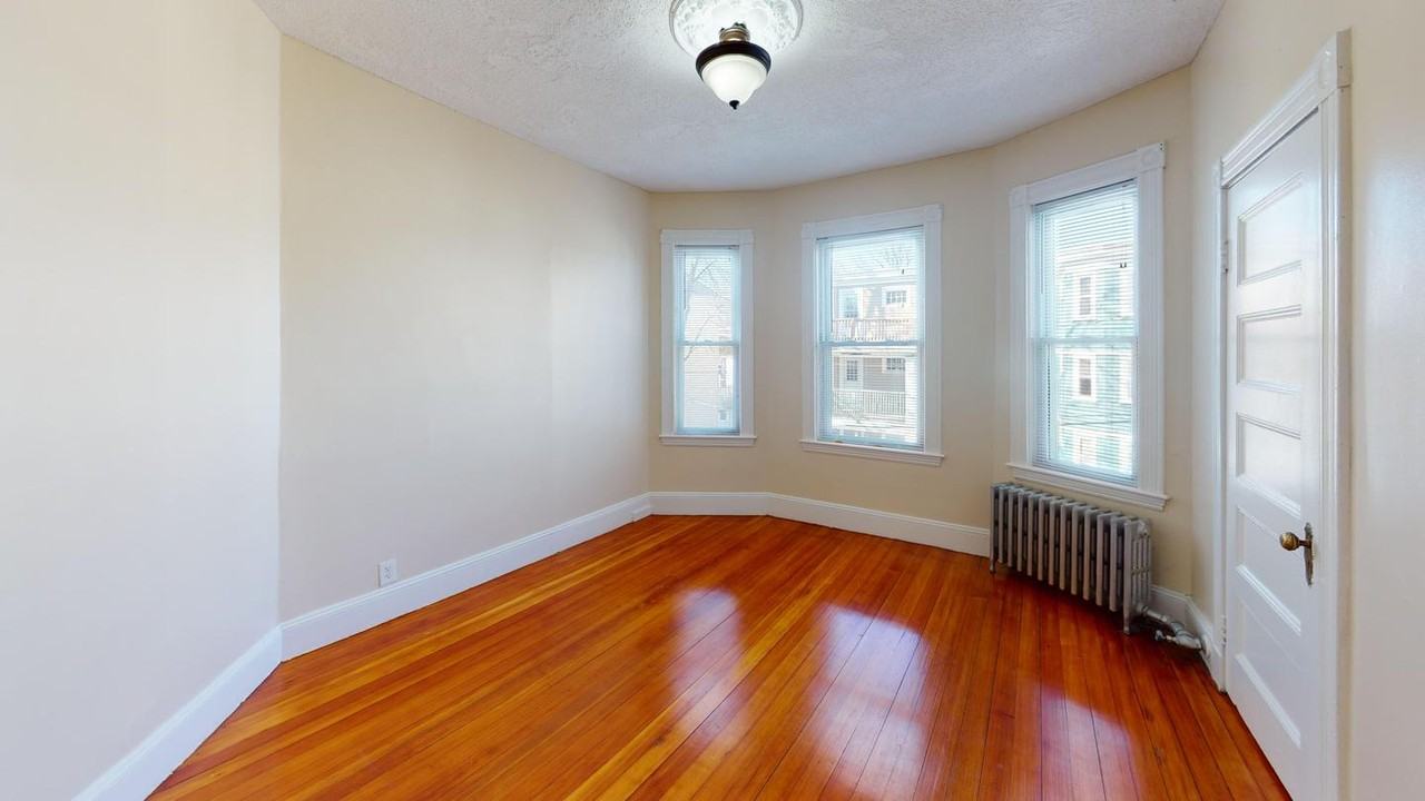 Spacious Egleston Square apartment by Stony Brook T Station - Photo 6 of 14