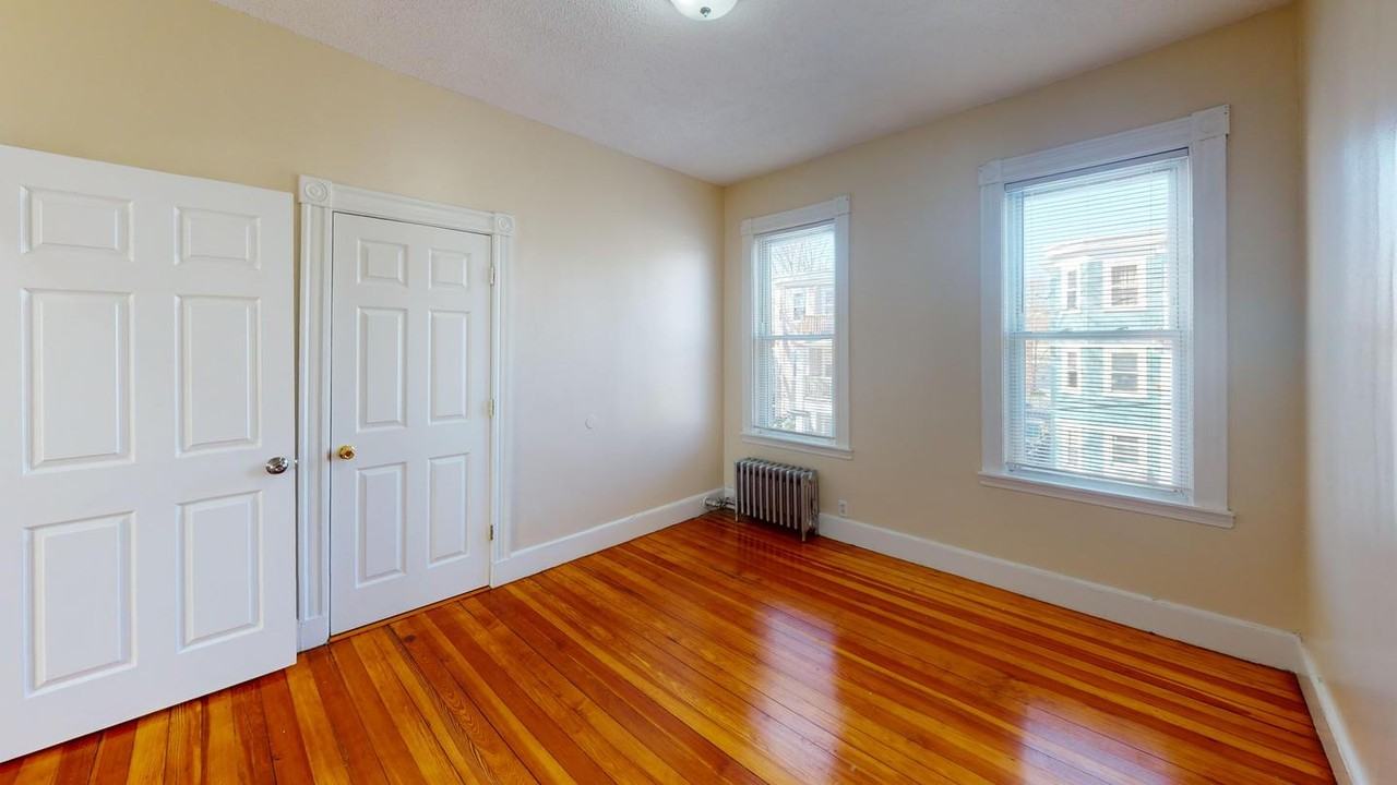 Spacious Egleston Square apartment by Stony Brook T Station - Photo 7 of 14