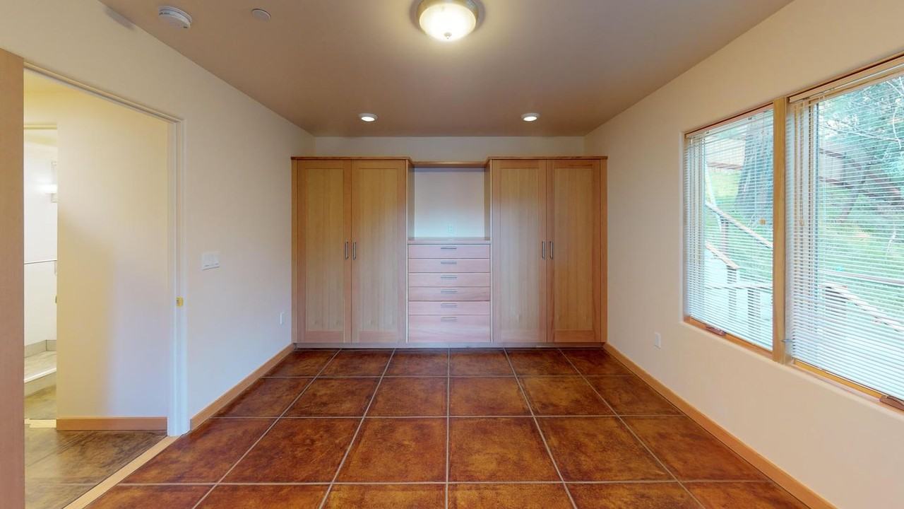 Luxurious Oakland Hills home with large yard - Photo 7 of 24