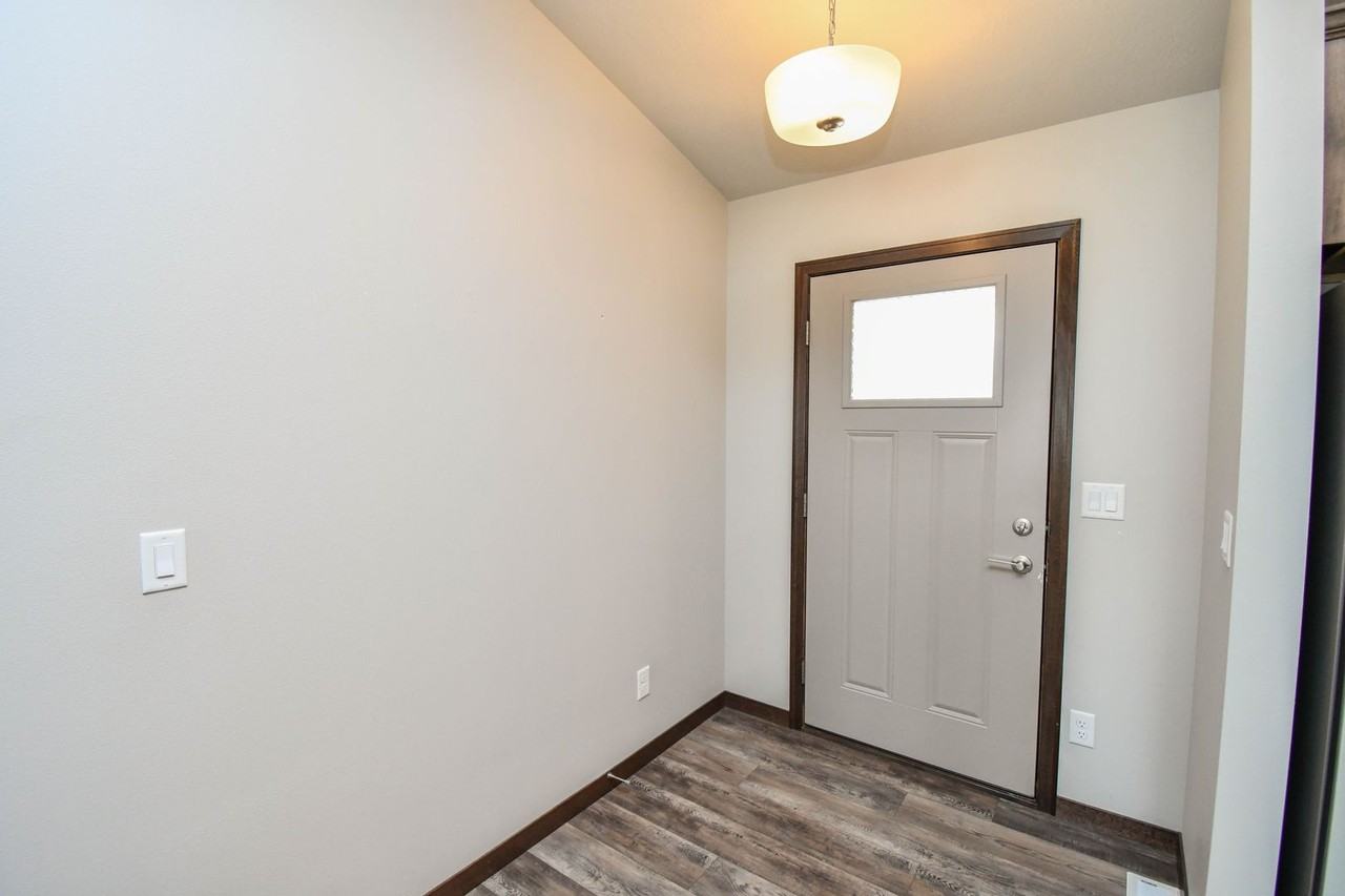 1114 N Brennan Ct - Photo 5 of 50