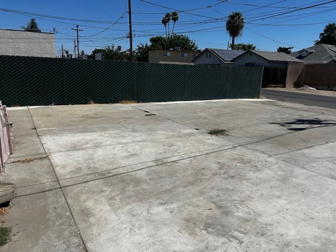 1008 1/2 H St - Photo 3 of 14