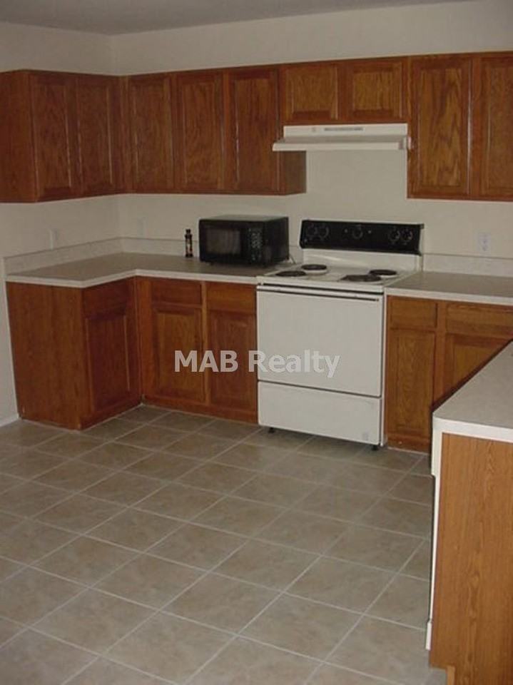 2925 Frontier Ln - Photo 3 of 14