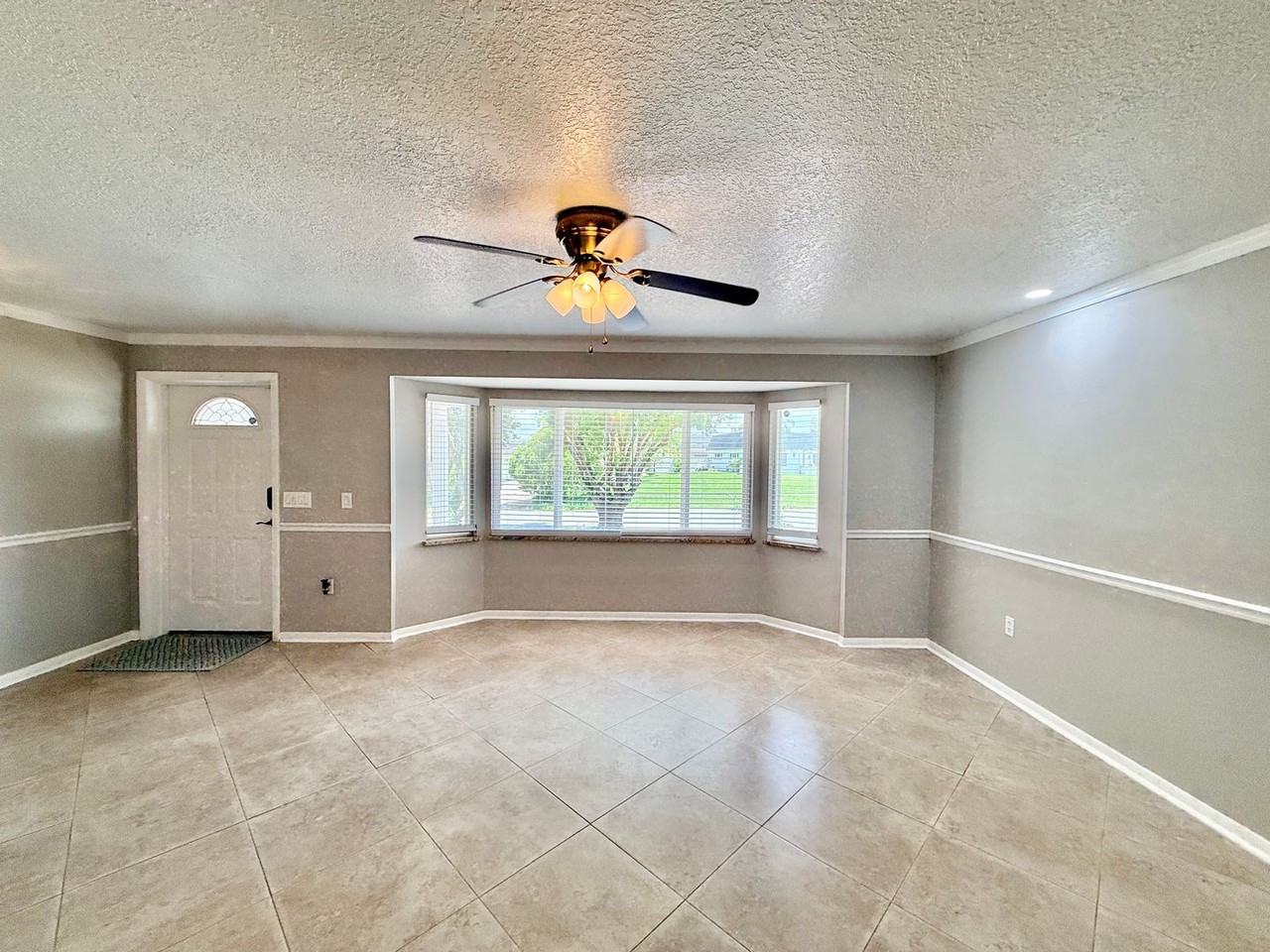 611 Green Briar Blvd - Photo 3 of 44