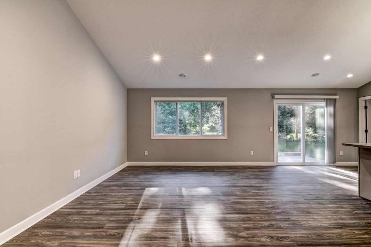 1555B Charleston Dr - Photo 3 of 19